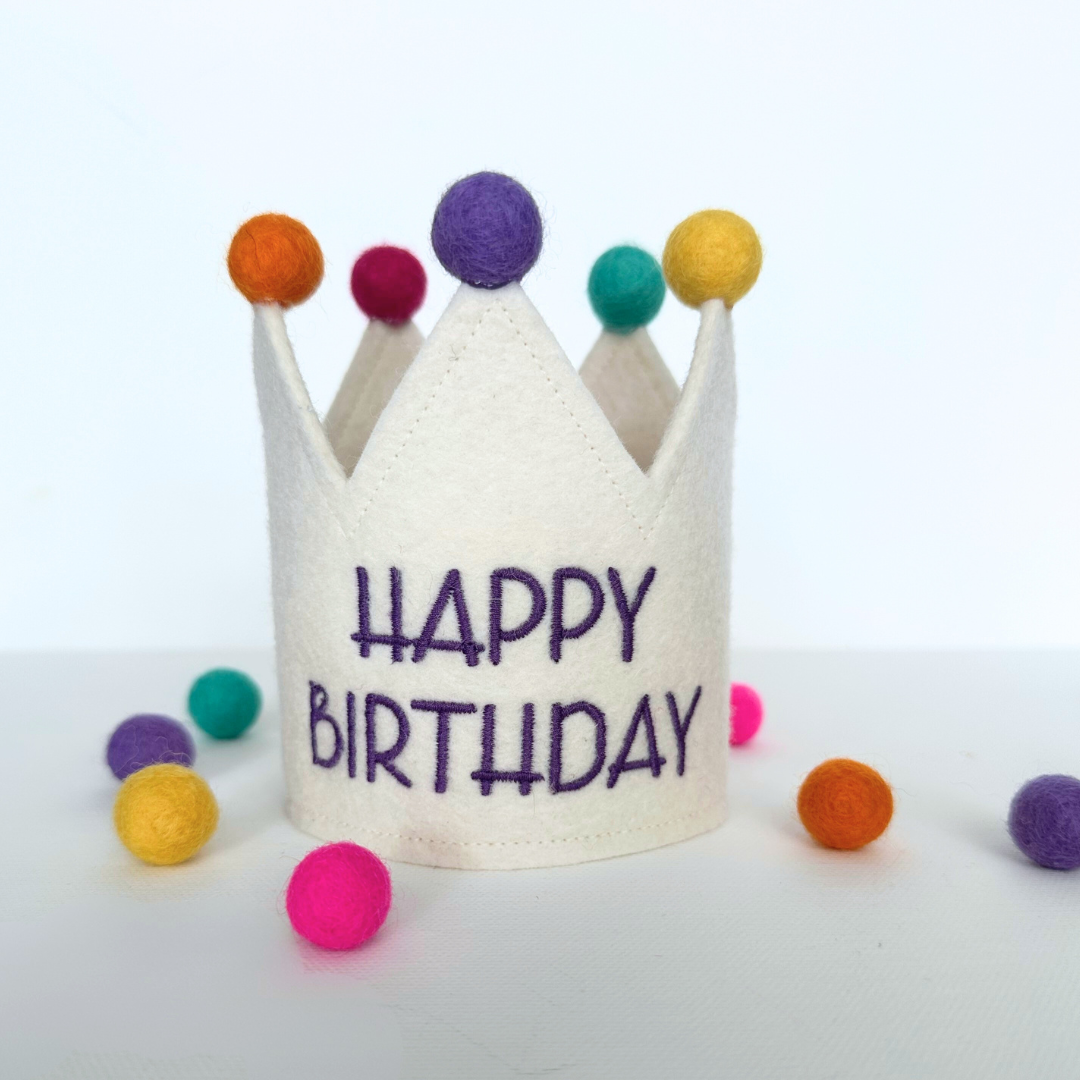 Unforgettable celebrations, moments to remember and enjoy with your pup.
Our birthday crowns are made to shine on their special day lightweight, comfortable, and full of charm. Because every star deserves a crown.