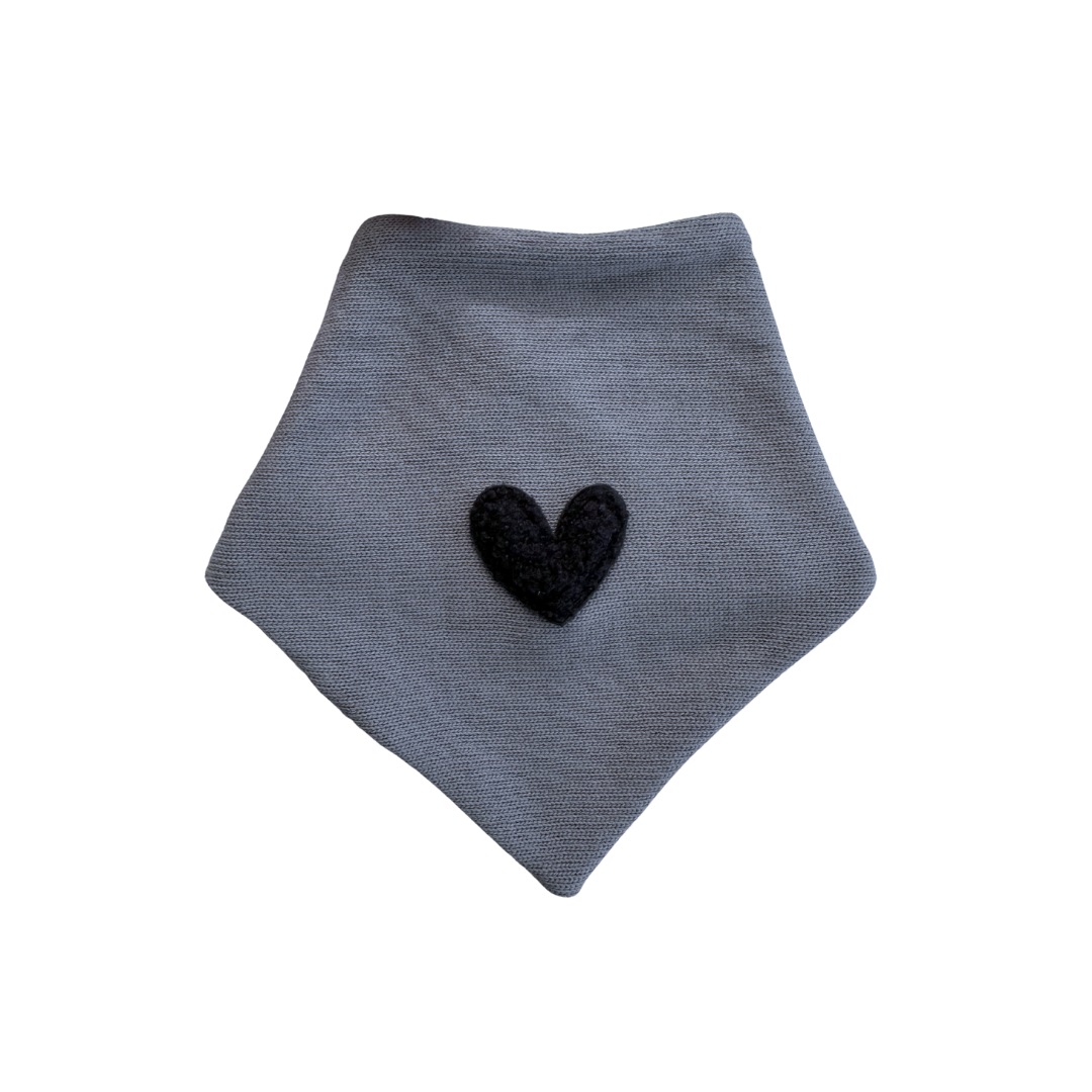 Blue Love Bandana π
Soft, sweet, and made to melt hearts.
Push-button closure + sherpa heart detail.
