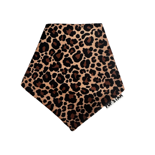 Wild style, all-day comfort. 🐾
Leopard print bandana made from breathable, slightly stretchy fabric with a secure push-button closure. Handmade in Puerto Rico.