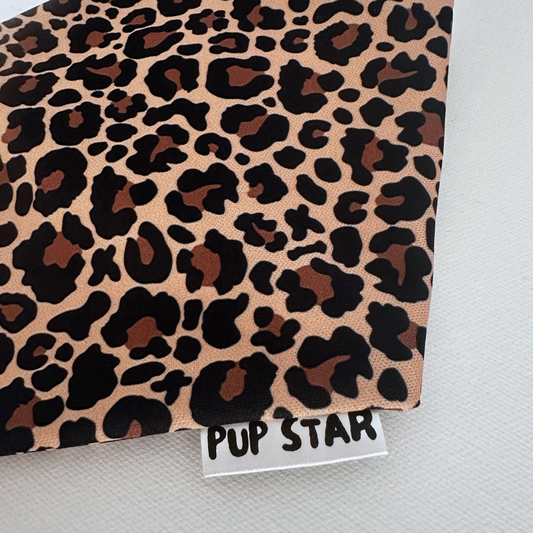 Wild style, all-day comfort. 🐾
Leopard print bandana made from breathable, slightly stretchy fabric with a secure push-button closure. Handmade in Puerto Rico.