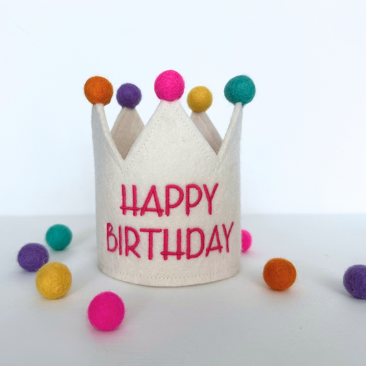 Unforgettable celebrations, moments to remember and enjoy with your pup.
Our birthday crowns are made to shine on their special day lightweight, comfortable, and full of charm. Because every star deserves a crown. 