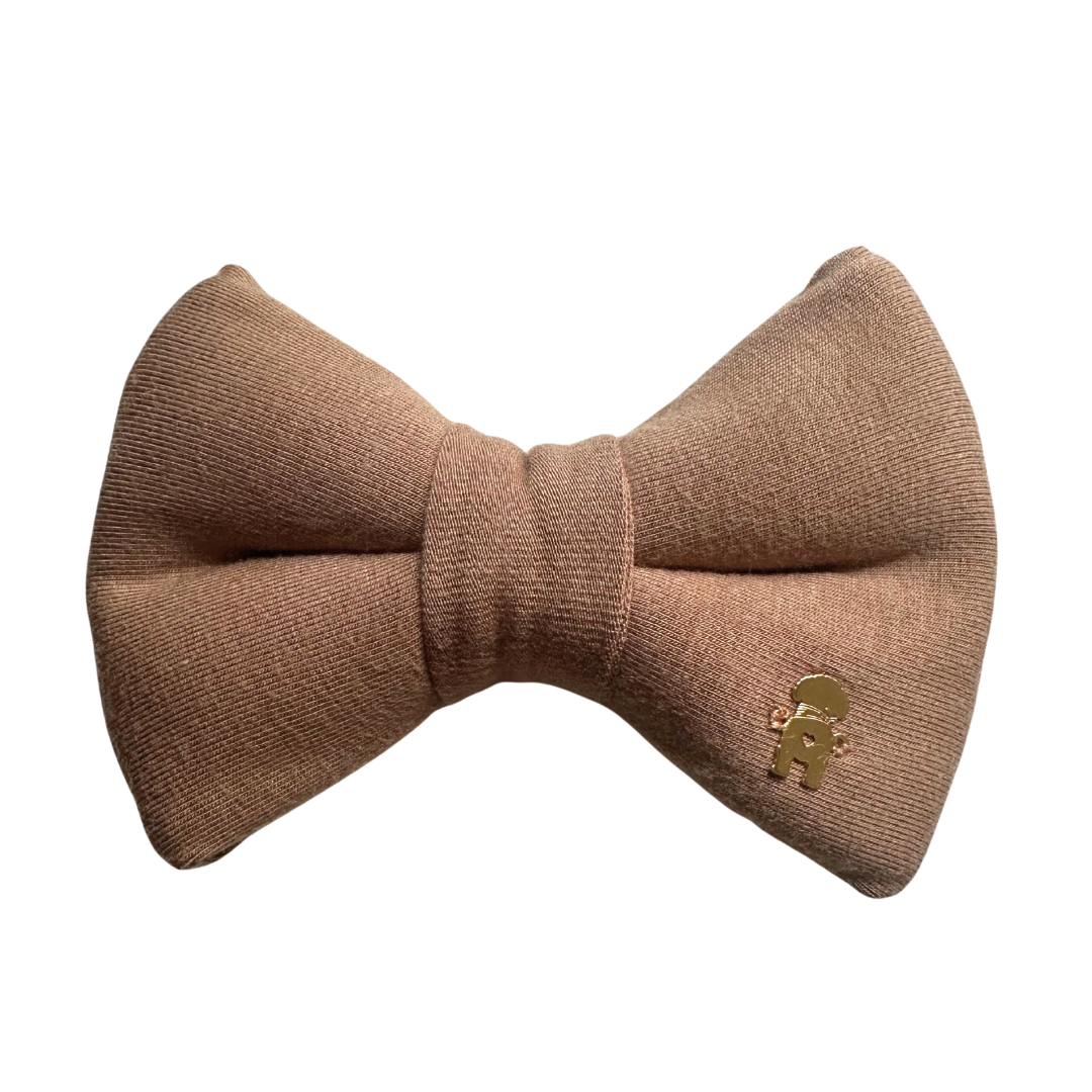 Timeless elegance for your pup
Our Mocha Bow Tie is the perfect blend of soft, durable fabric and a classic look with a modern twist. Easy to slip onto your dog’s collar with a hidden elastic band—no clips, no fuss, just instant charm. Ideal for daily walks or special occasions